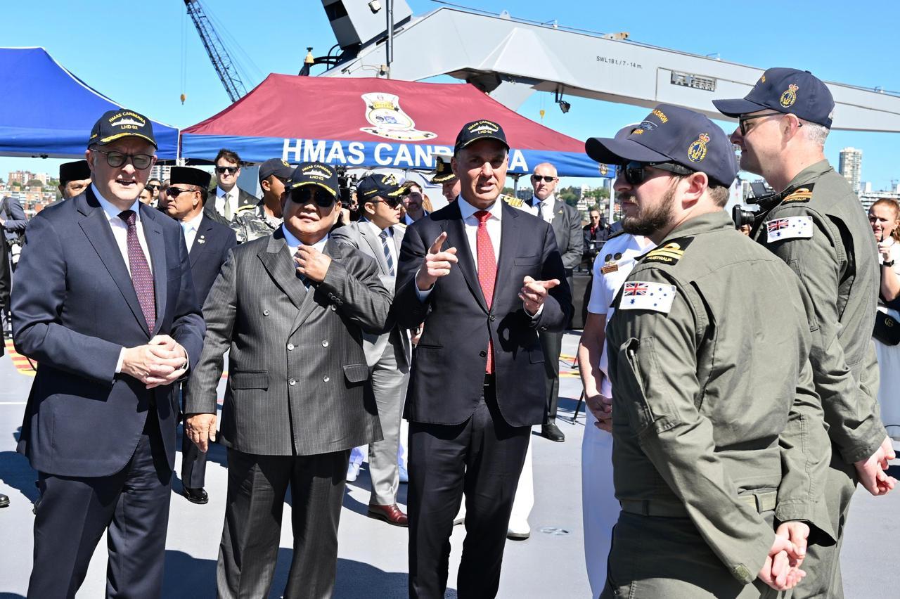 Presiden Prabowo Tinjau Kapal HMAS Canberra, Tegaskan Penguatan Kerja Sama Pertahanan Indonesia-Australia